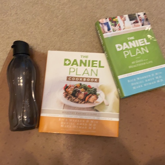 Daniel Plan Bk/Cookbook & Smoke Gray Water Bottle - Picture 2 of 8